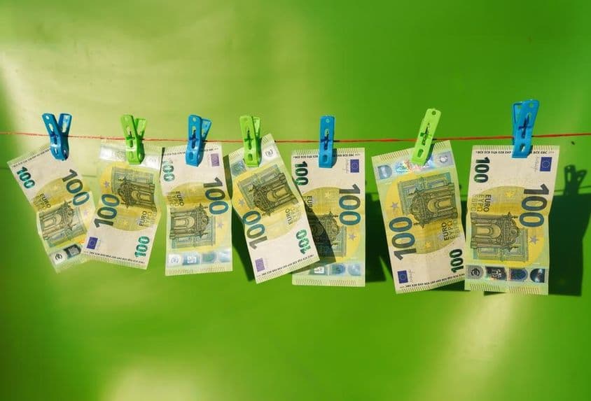 Billets de 100 euros séchant sur une corde à linge.