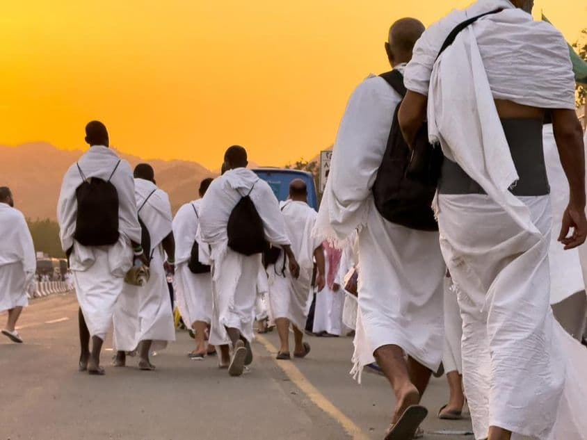 De nombreux pèlerins du Hajj marchant sur les plaines de Arafat.