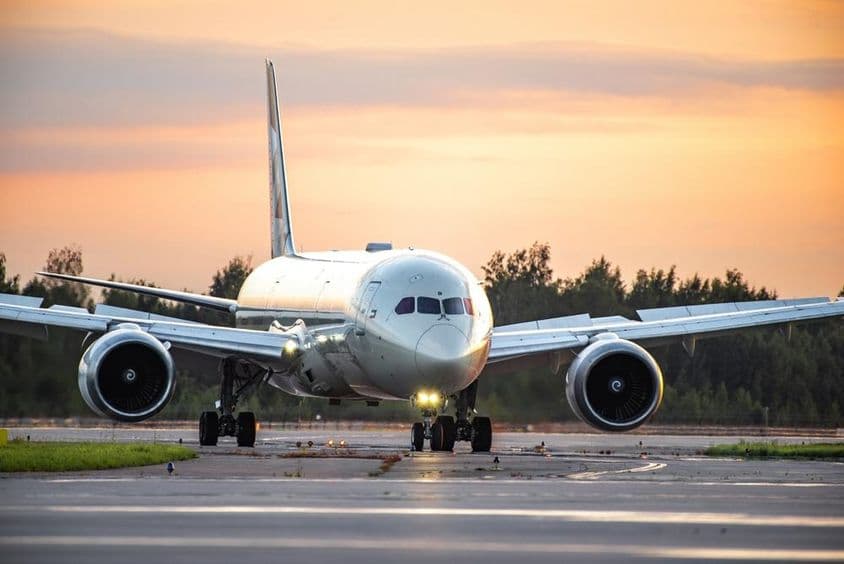 Boeing 787-8 Dreamliner d'Etihad Airways roulant sur la piste.
