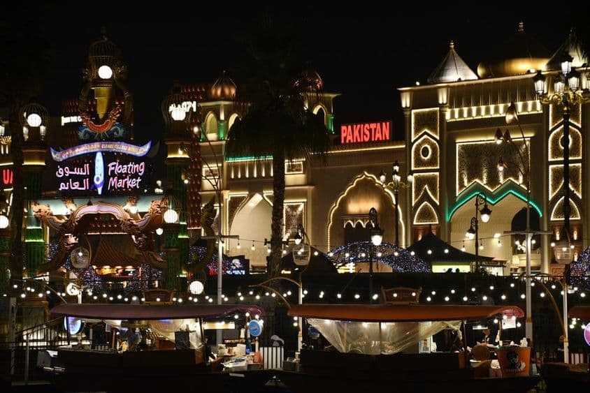 Dubai Global Village est le plus grand projet mondial de tourisme, de loisirs et de divertissement.