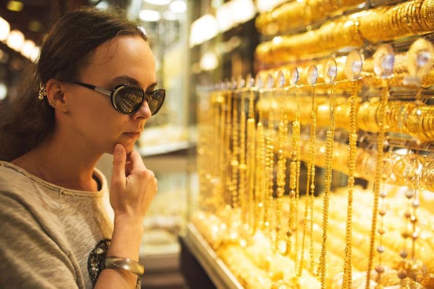 Une jeune fille choisissant des bijoux au marché de l'or de Dubaï.