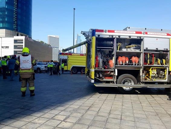 Chef des pompiers de Dubaï près d'un camion incendie lors d'une pratique.
