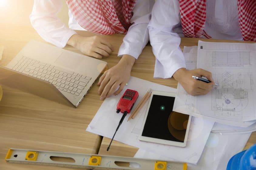 Un ingénieur arabe travaillant à un bureau.