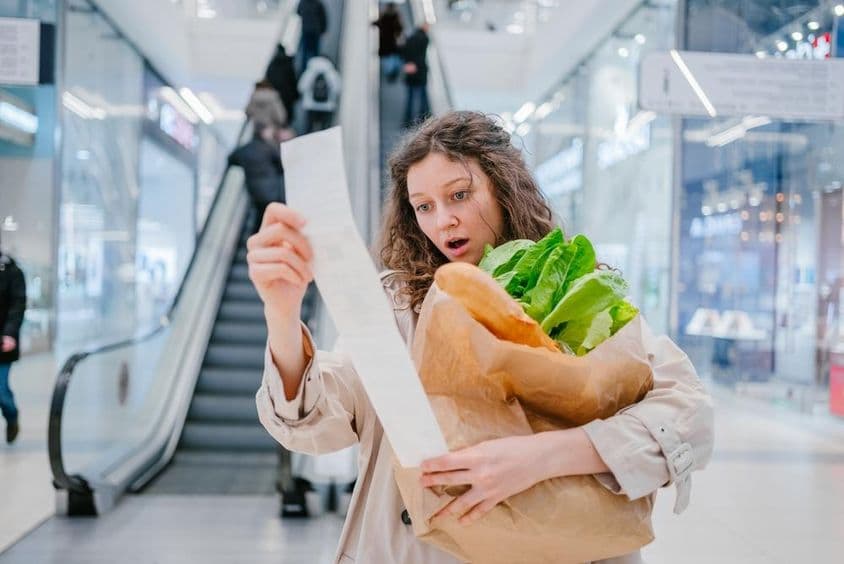 Une femme choquée dans un supermarché dans un centre commercial.