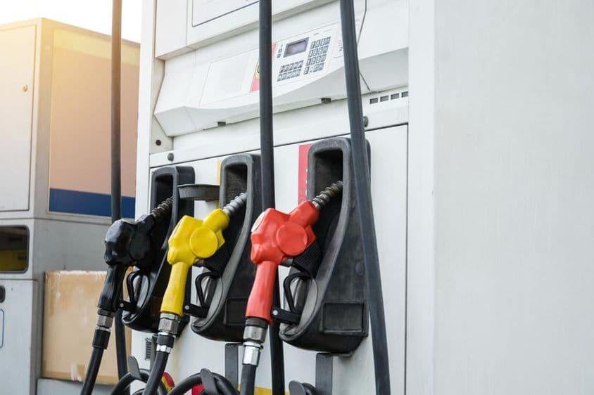 Station-service de Dubaï avec pompes noires, jaunes, rouges.