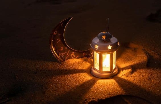 Lanterne et croissant de lune sur le sable, Nouvel An islamique.