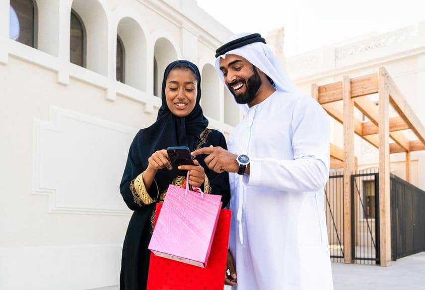 Couple arabe traditionnel en tenue émiratie datant à l'extérieur.