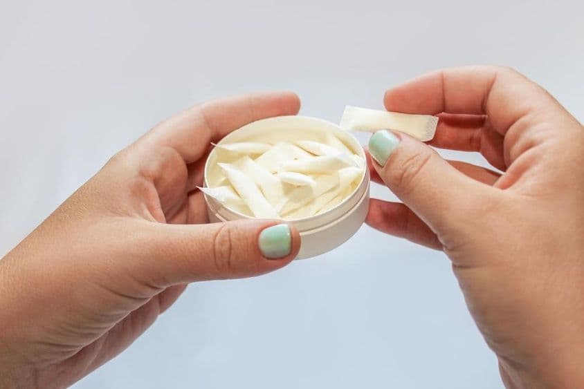 Sachets de snus, patchs de nicotine dans les mains.