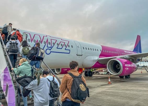 Routards embarquant dans un avion de la compagnie aérienne Wizz Air