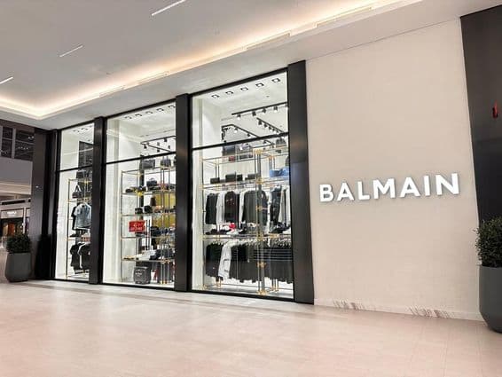 La collection de vêtements de luxe Balmain au centre commercial Dubai Mall.