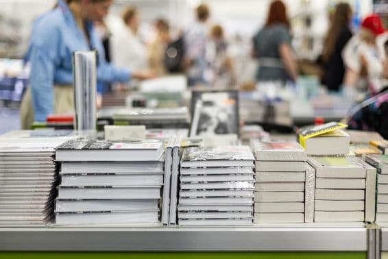 Visiteur intéressé par les livres, XIX Salon International du Livre.