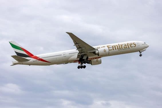 Emirates Boeing 777-31H-ER (REG : A6-EGQ) au décollage.