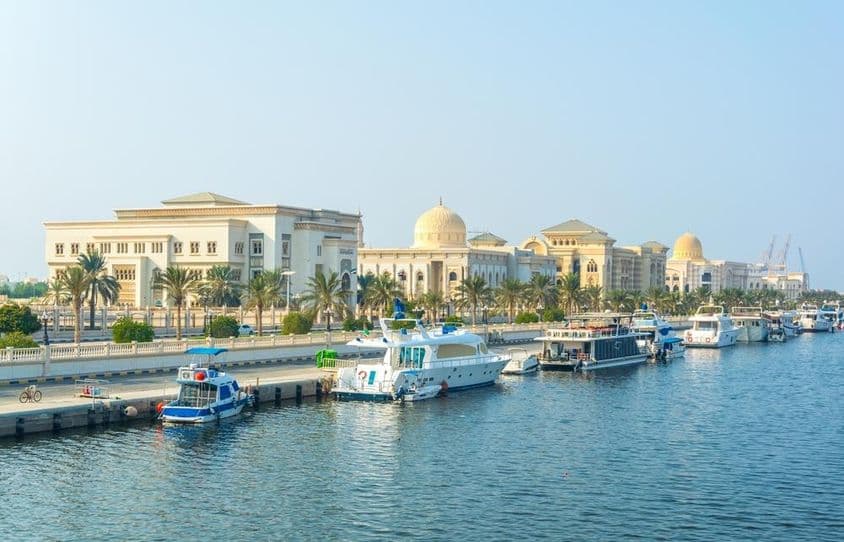 Vue du quartier administratif dans l'émirat de Sharjah, EAU.