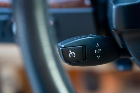 Levier de régulateur de vitesse, activé ou désactivé.