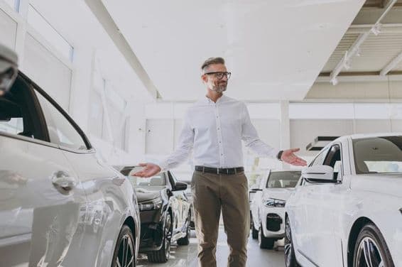 Homme adulte fortuné confiant faisant du shopping vêtu d'une chemise classique.