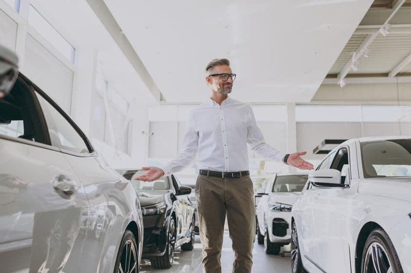 Homme adulte fortuné confiant faisant du shopping vêtu d'une chemise classique.