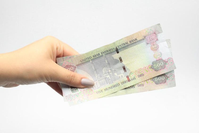 Billet de 500 AED dans la main d'une femme.