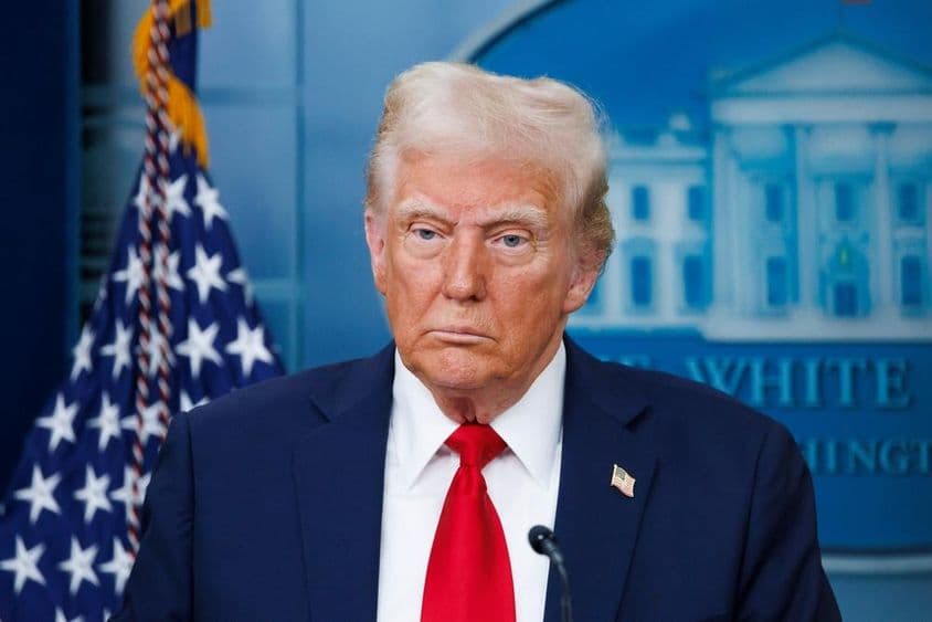 Le Président Donald Trump prononçant un discours lors d'un point de presse à la Maison Blanche.