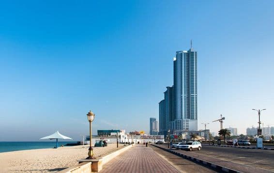La magnifique côte de la plage Corniche d'Ajman.