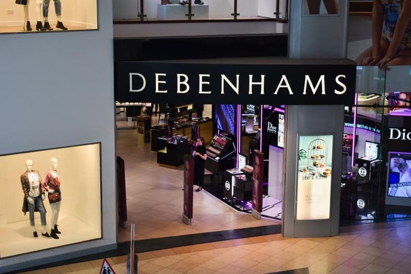 L'extérieur d'un magasin Debenhams dans un centre commercial.