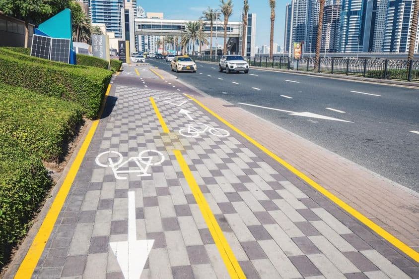 Dubaï, Émirats Arabes Unis : Voie cyclable peinte en blanc sur le trottoir.