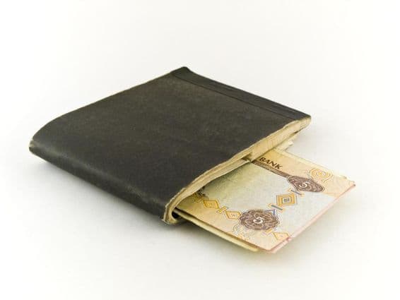 Ancien carnet de chèques et billet de cinq dirhams.