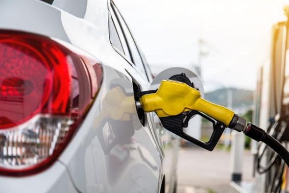 Un homme à Dubaï remplissant une voiture d'essence à une station-service.