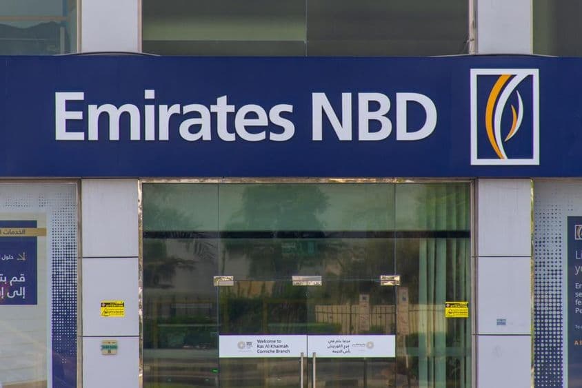 Logo vitrine bleu d'Emirates NBD Bank PJSC à Dubaï.