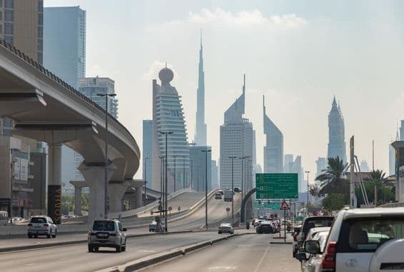 Image de la Sheikh Khalifa Bin Zayed Road surplombant les gratte-ciel du district du Trade Centre.