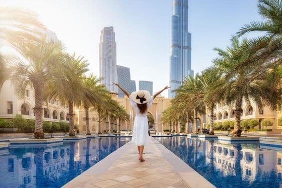 Une touriste marchant dans les rues de Dubaï, EAU pendant ses vacances.