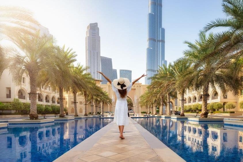 Une touriste marchant dans les rues de Dubaï, EAU pendant ses vacances.