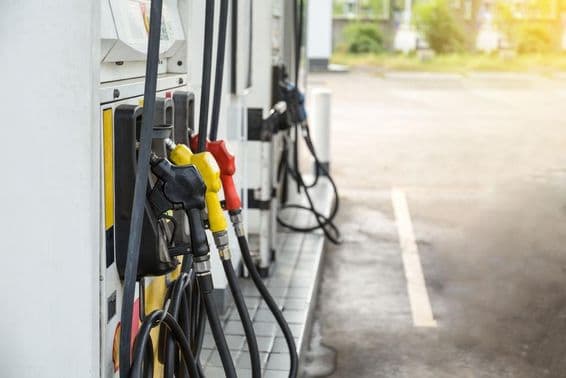 Pompes à essence dans une station-service.