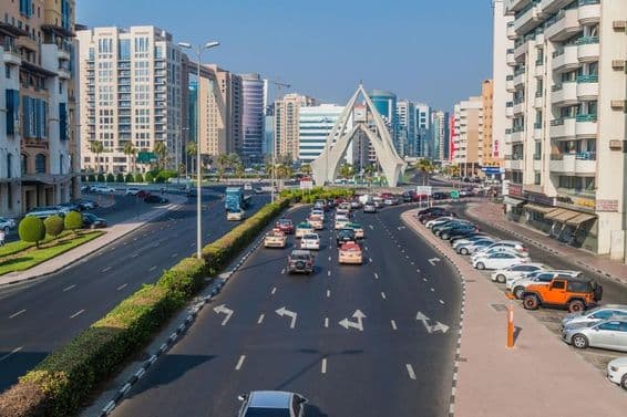 Route Al Maktoum et le monument de l'horloge de Deira à Dubaï.