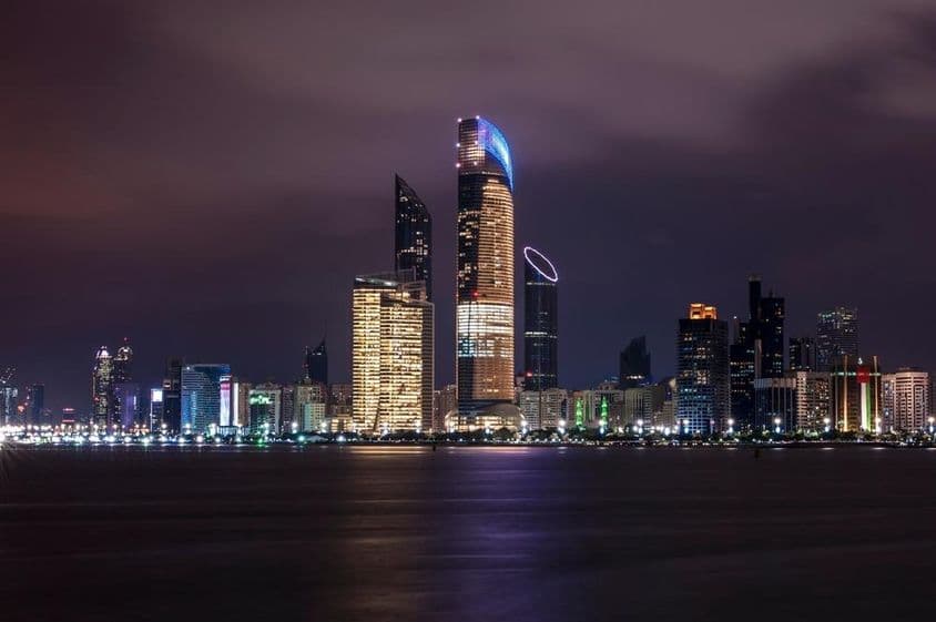 Vue nocturne de la ville d'Abu Dhabi, Corniche Abu Dhabi.