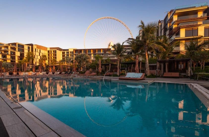 Piscine à l'hôtel Caesars Palace Bluewaters à Dubaï.