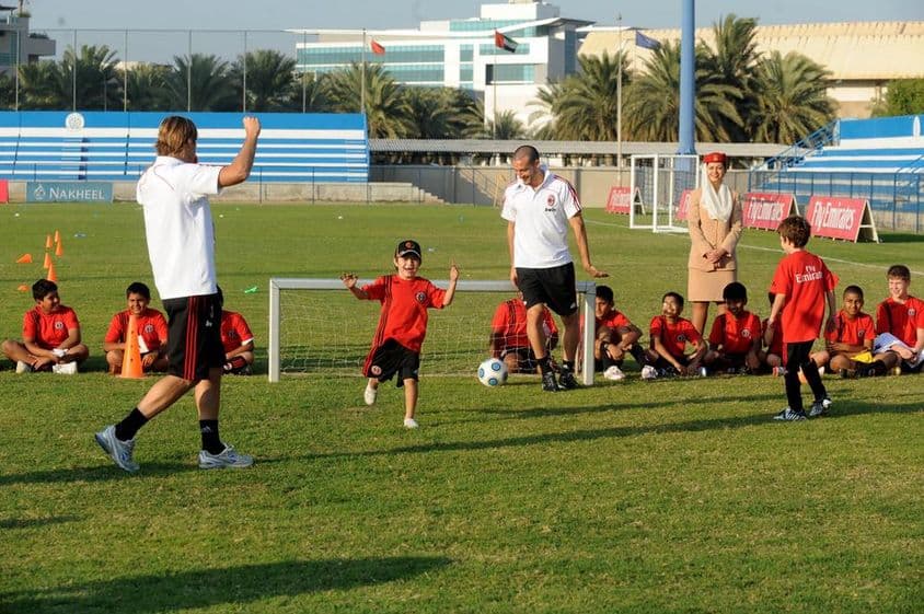 Camp de football junior AC Milan pour garçons et filles à Dubaï.