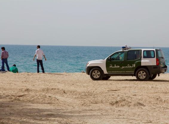 Un SUV de police sur la plage de Jumeirah.