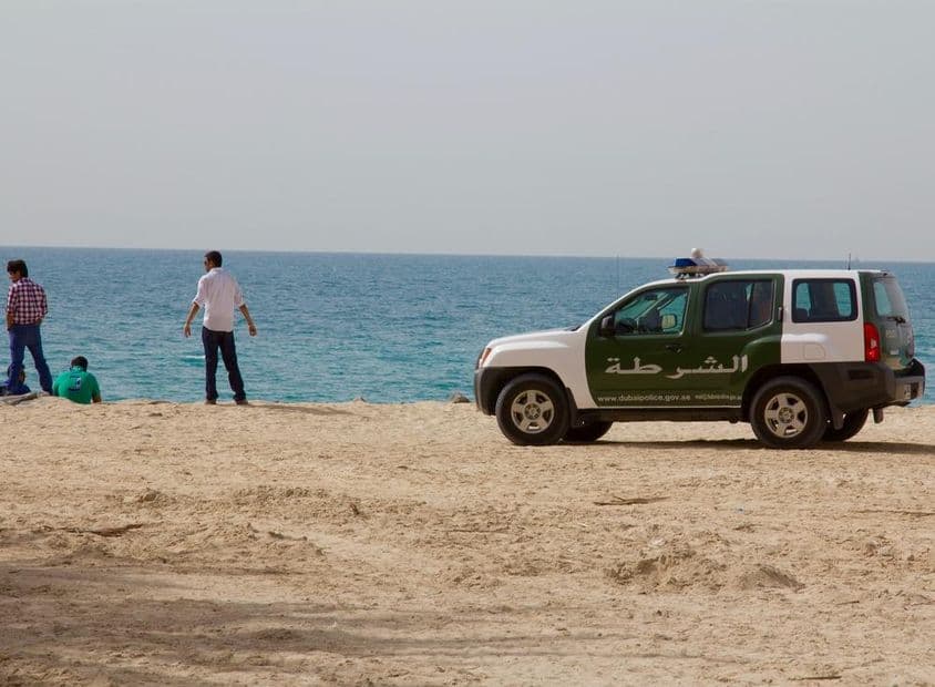 Un SUV de police sur la plage de Jumeirah.