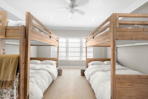 Chambre avec lit superposé.