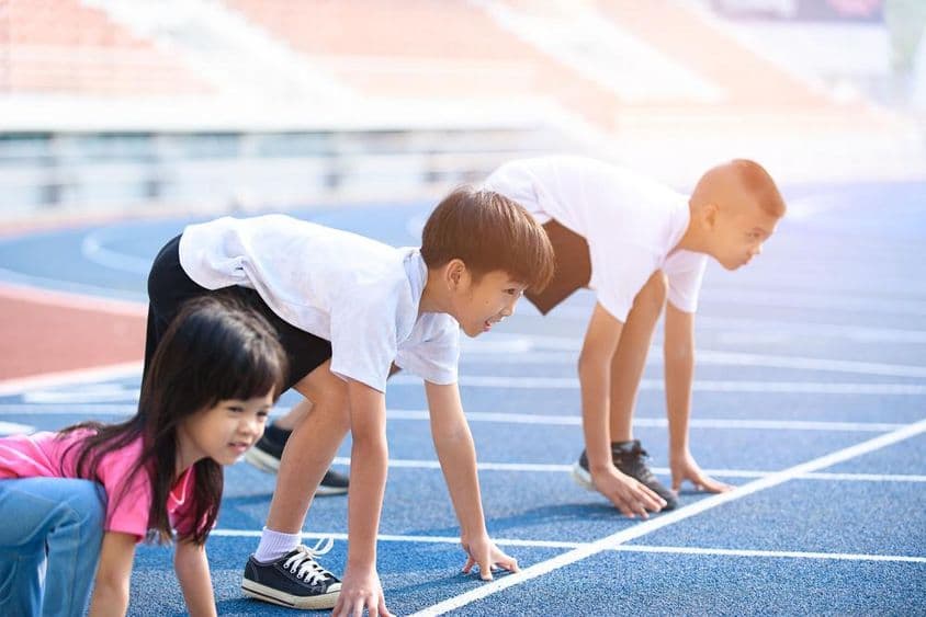 Enfants se préparant pour une course sur une piste bleue.