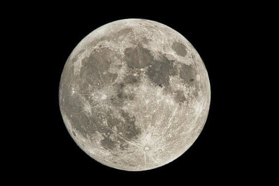 Pleine lune dans le ciel.