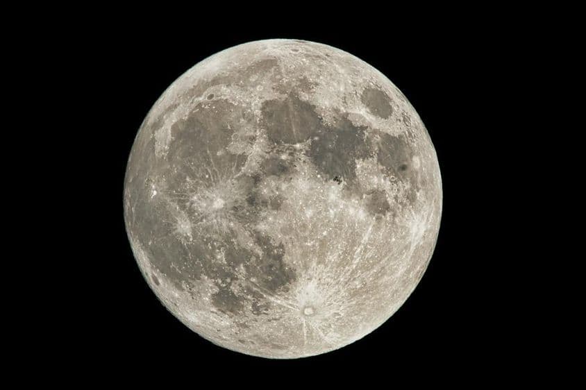 Pleine lune dans le ciel.