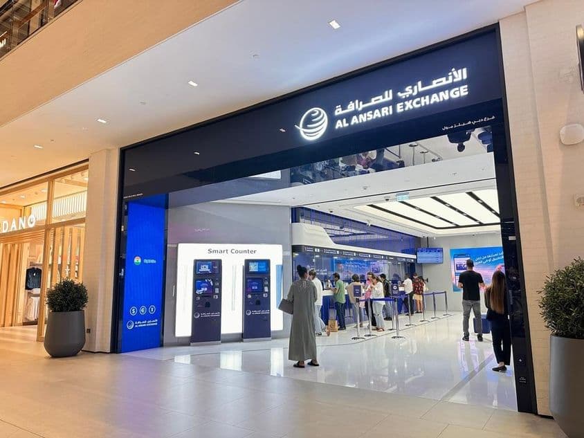 Entrée de Al Ansari Exchange dans un centre commercial.