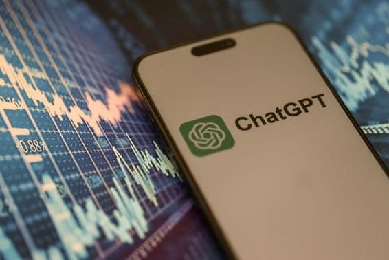 Smartphone affichant le logo officiel de ChatGPT.