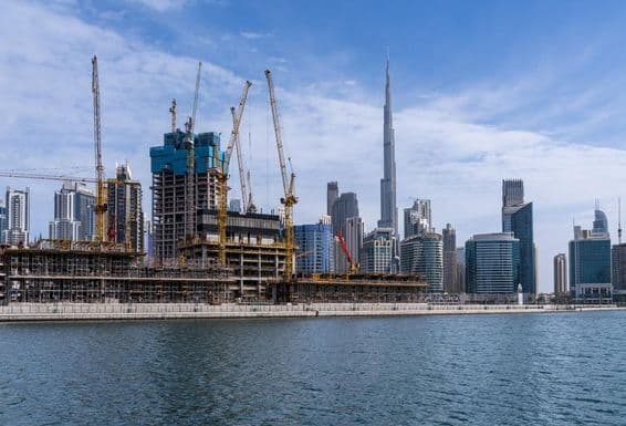 Grues construisant de nouveaux appartements dans le quartier de Business Bay à Dubaï.