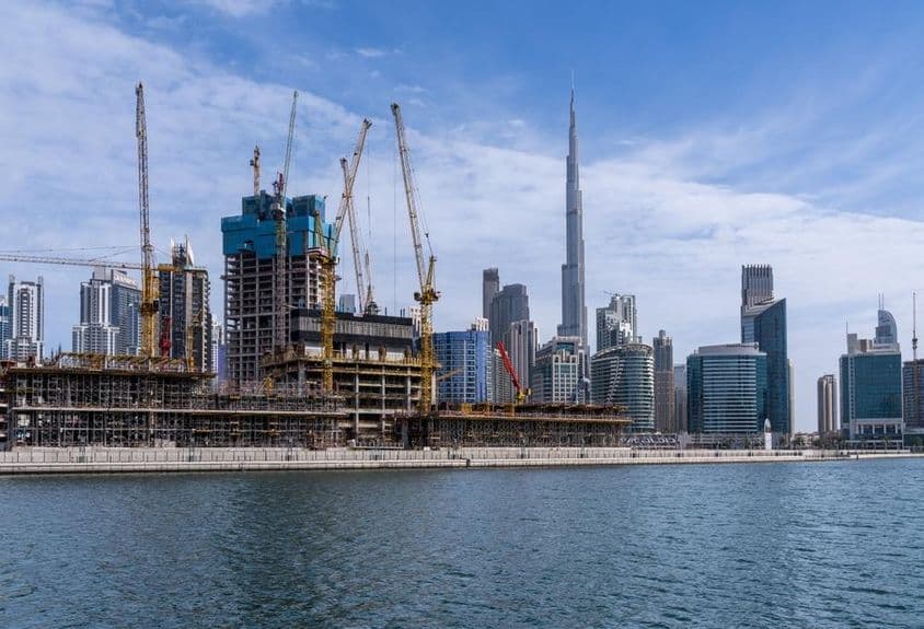 Grues construisant de nouveaux appartements dans le quartier de Business Bay à Dubaï.