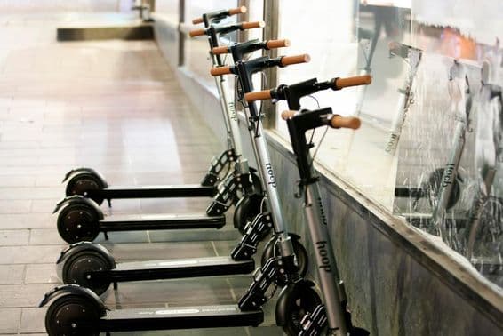 Trottinette électrique argentée/grise en location de Hoop.