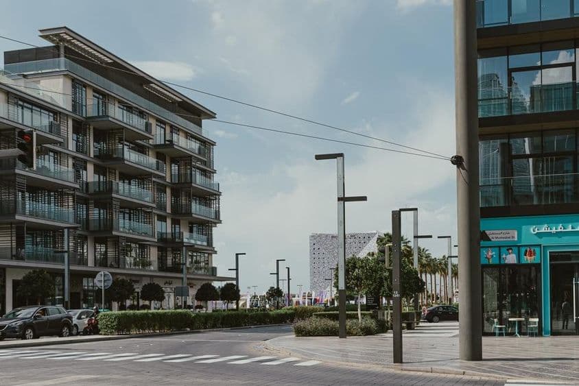 La vue de la rue Al Mustaqbal à City Walk, Dubaï, avec des appartements modernes.