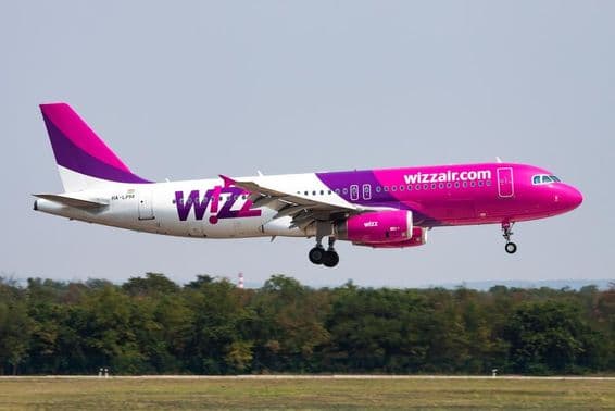 Avion de Wizz Air atterrissant à un aéroport.