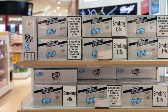 Cigarettes en vente à la zone hors taxes de l'aéroport international de Dubaï.